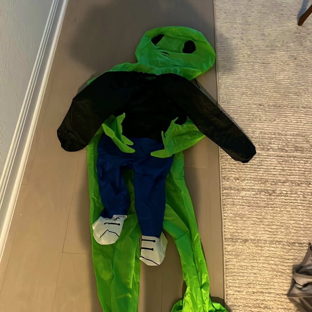 Alian Halloween costume